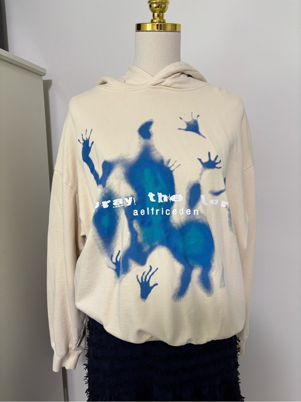 Aelfric Eden Cream Crewneck Sweatshirt with Blue Spray Graphic